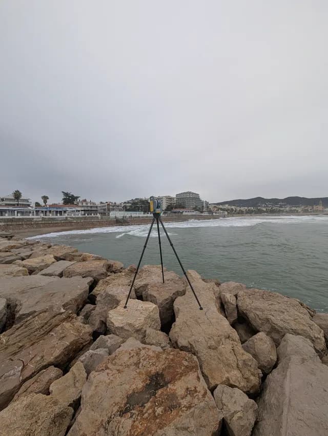 Trimble X7 escáner láser 3D sobre espigón Sitges